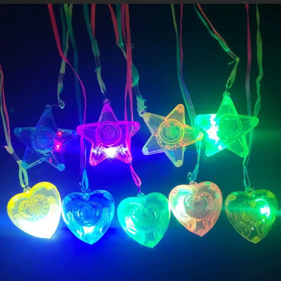 10/20/30/50 Pcs Colgante de Collar LED Estrella y Corazón – Collares Luminiscentes para Niñas y Fiestas 🎉💖